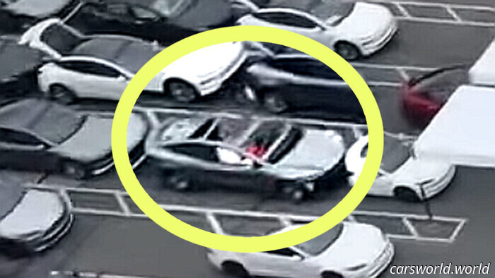 Se Acaba De Ver El Model 2 Económico De Tesla Sentado A La Intemperie? / Carscoops